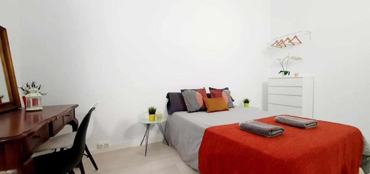 Hostal Urban Basic L'Hospitalet de Llobregat Ngoại thất bức ảnh