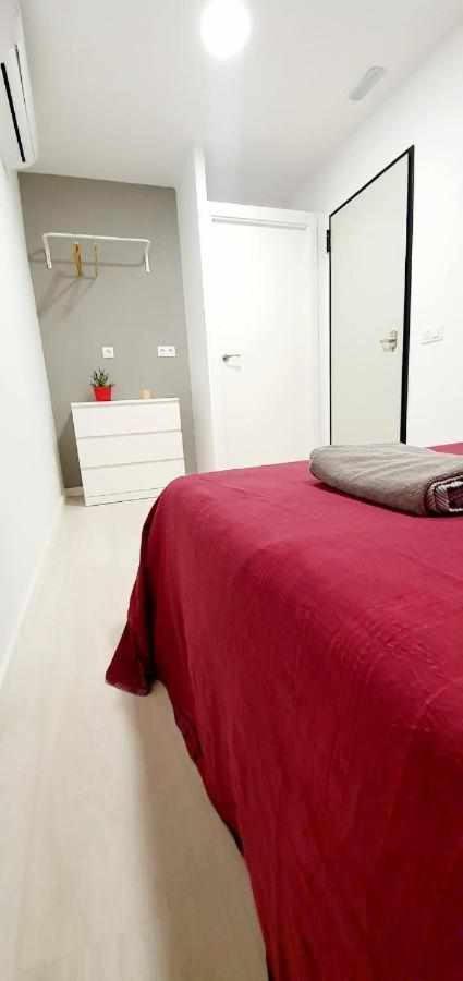 Hostal Urban Basic L'Hospitalet de Llobregat Ngoại thất bức ảnh