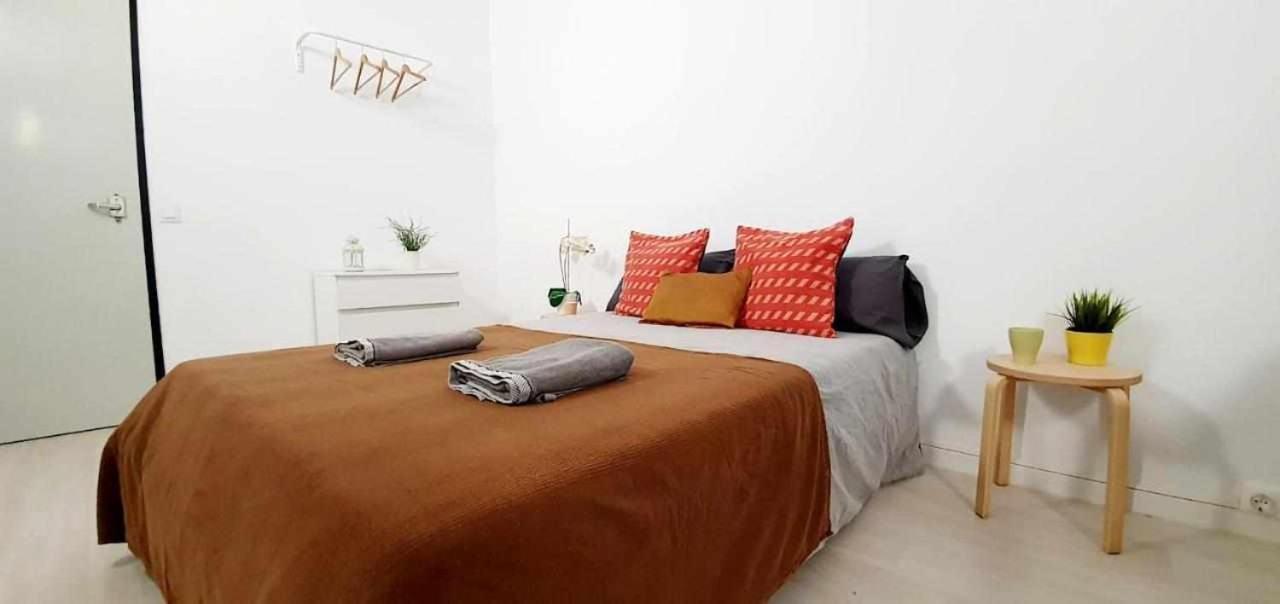 Hostal Urban Basic L'Hospitalet de Llobregat Ngoại thất bức ảnh