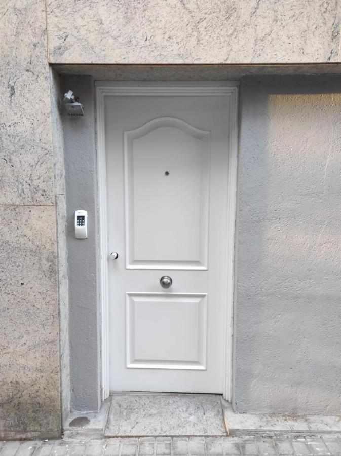 Hostal Urban Basic L'Hospitalet de Llobregat Ngoại thất bức ảnh